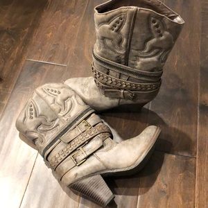 Beautifully Distressed Cowboy Inspired Boots❤️